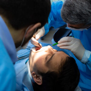 imagem de paciente passando cirurgia de perda óssea dental