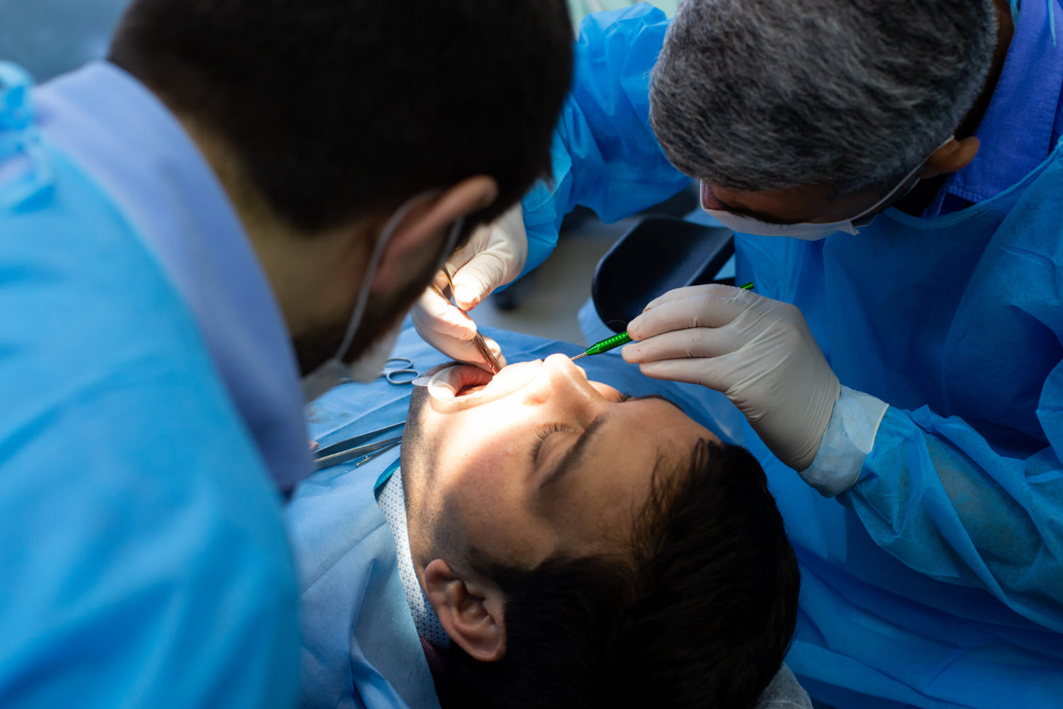 imagem de paciente passando cirurgia de perda óssea dental