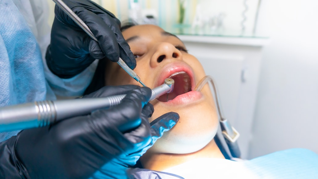 Imagem paciente fazendo tratamento com um dentista
