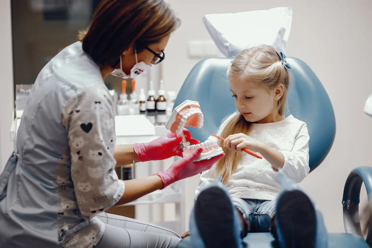 Imagem menina recebendo orientações da dentista em consultório