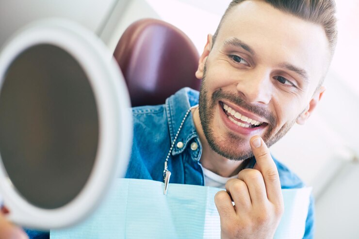 imagem homem verificando sorriso na cadeira do dentista