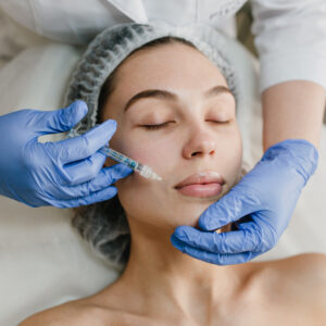 Imagem mulher recebendo aplicação de botox no rosto