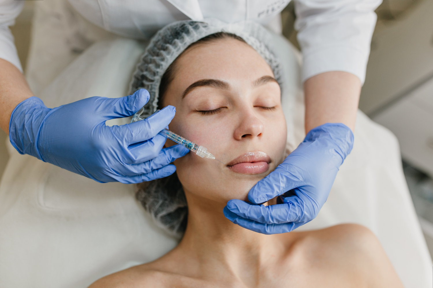Imagem mulher recebendo aplicação de botox no rosto