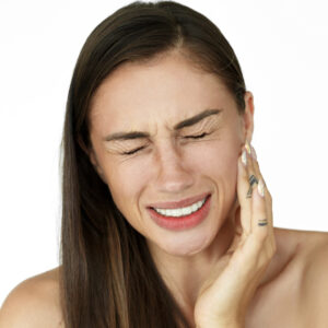 imagem de mulher sentido dores por causa da periodontite