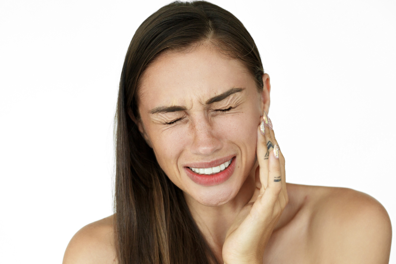 imagem de mulher sentido dores por causa da periodontite