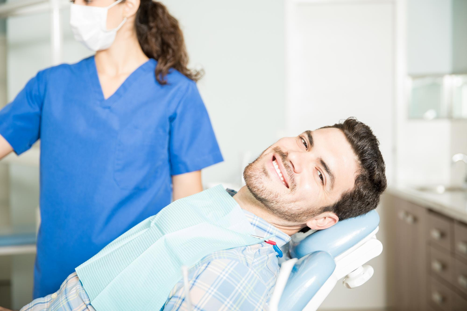 imagem de paciente homem sentado na cadeira pelo dentista na clínica