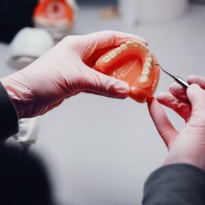 A imagem mostra um exemplo de uma prótese dentária.