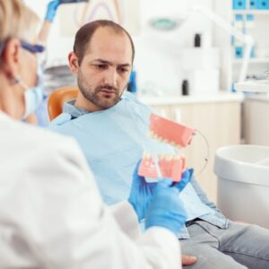 A imagem mostra um exemplo de uma pessoa se preparando para fazer um implante dentário.