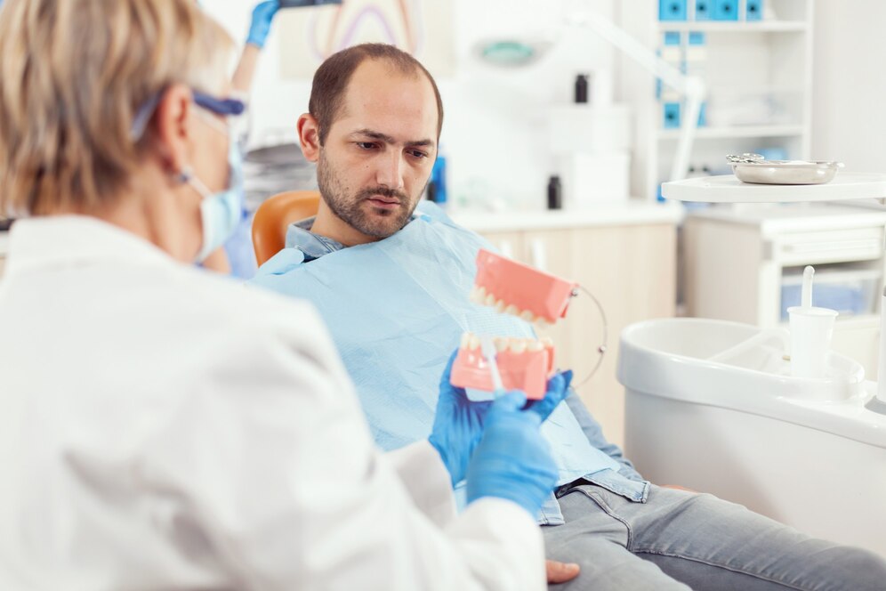 A imagem mostra um exemplo de uma pessoa se preparando para fazer um implante dentário.