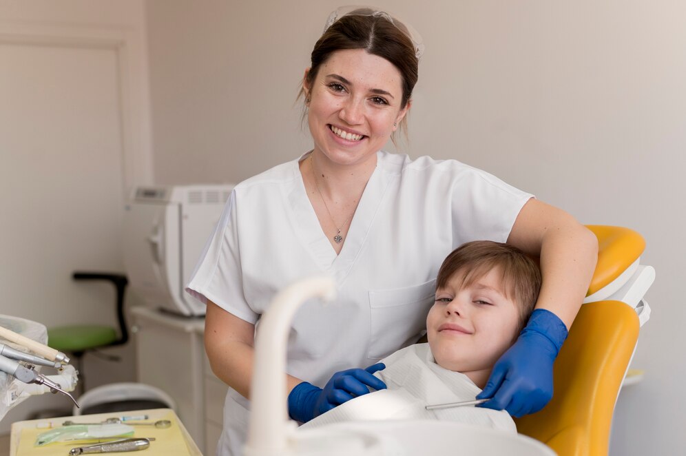 A imagem mostra um exemplo de uma odontopediatra realizando seu trabalho.