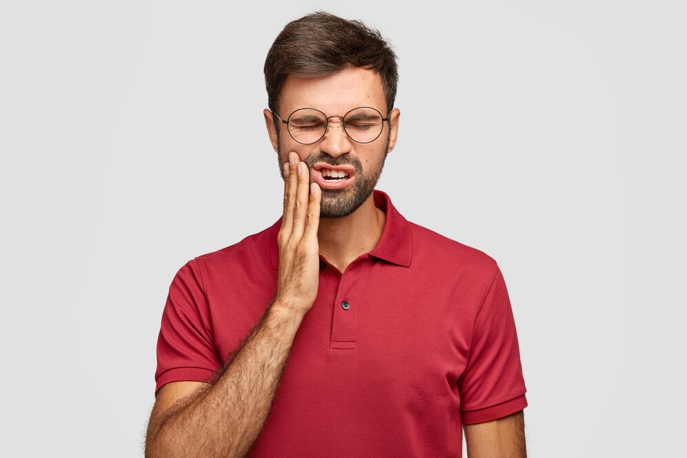 A imagem mostra um exemplo de uma pessoa com dor na gengiva.