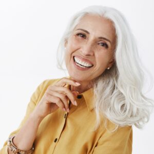 A imagem mostra um exemplo de uma pessoa que fez implante dentário.