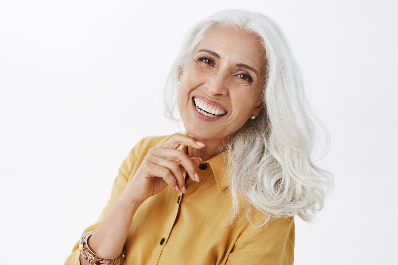A imagem mostra um exemplo de uma pessoa que fez implante dentário.