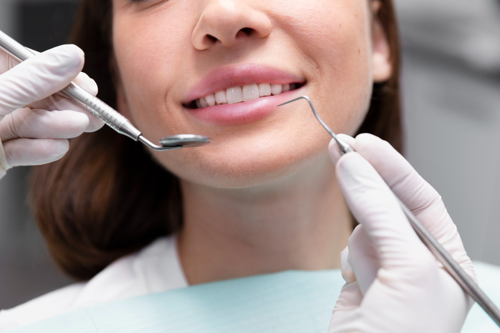 A imagem mostra alguém em um periodontista