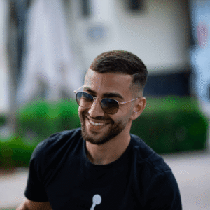 Homem sorrindo com seu aparelho dental estético