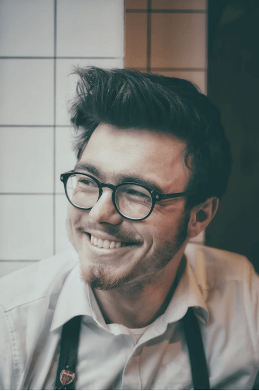 Homem sorrindo exibindo seu aparelho dental estético