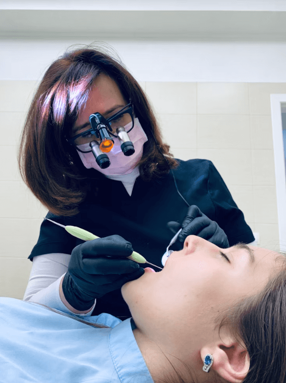 Médica realizando o protocolo sobre implante em uma paciente