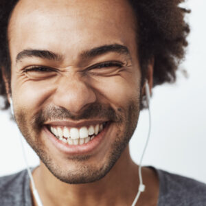 A imagem mostra um exemplo de uma pessoa que tem um sorriso de cinema.