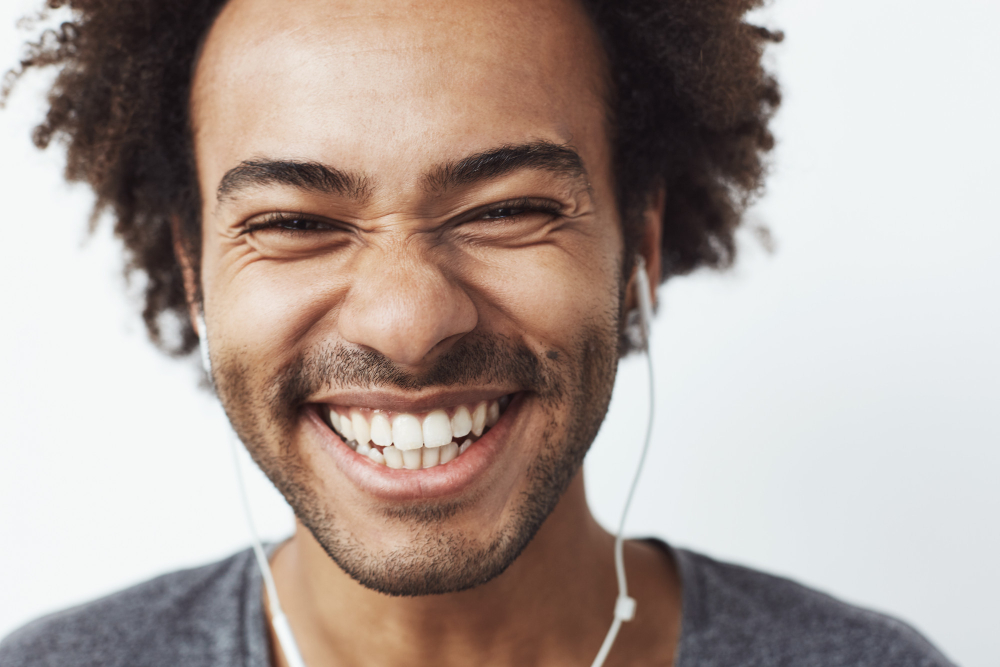 A imagem mostra um exemplo de uma pessoa que tem um sorriso de cinema.