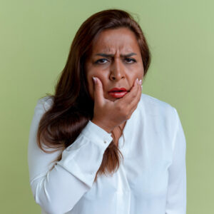 A imagem mostra um exemplo de alguém que pergum algum dente.