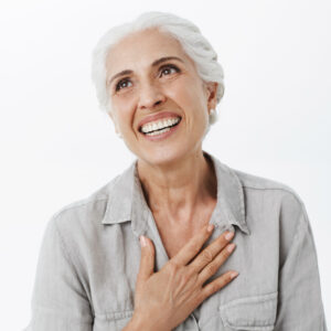 A imagem mostra alguém com prótese overdenture