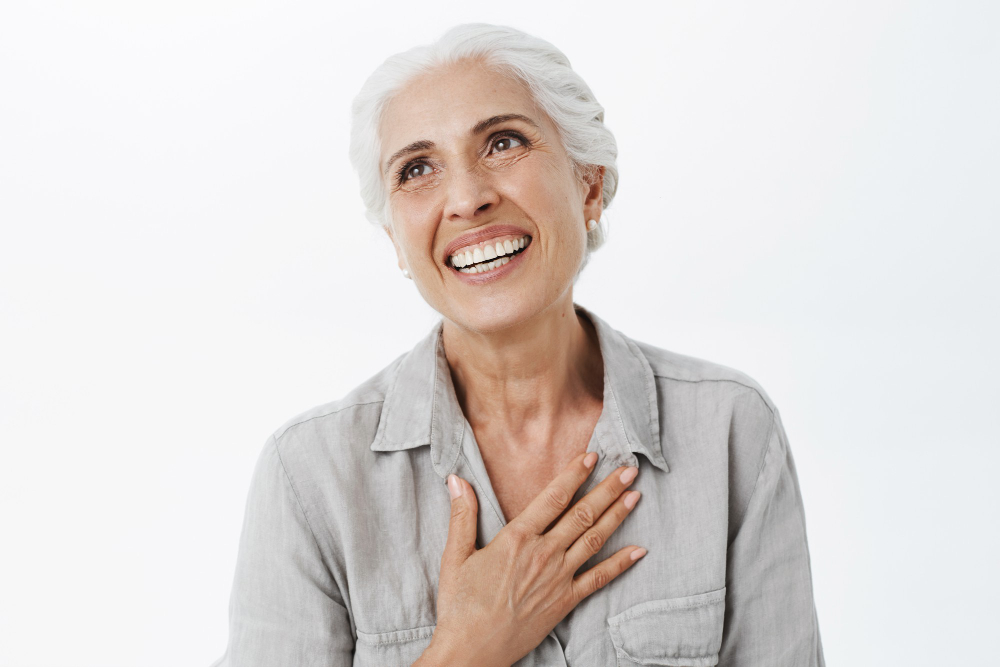 A imagem mostra alguém com prótese overdenture